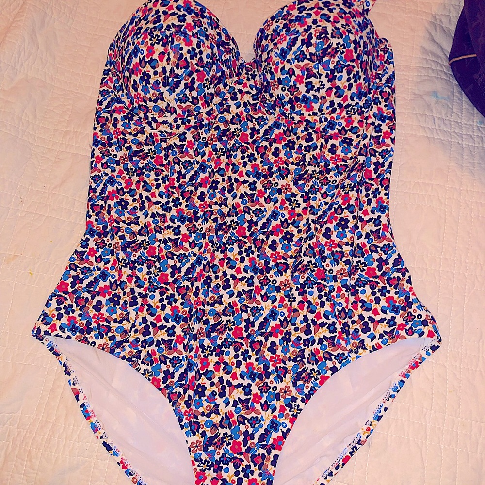 Adorable Tory Burch brand new never worn removable straps bathing suit